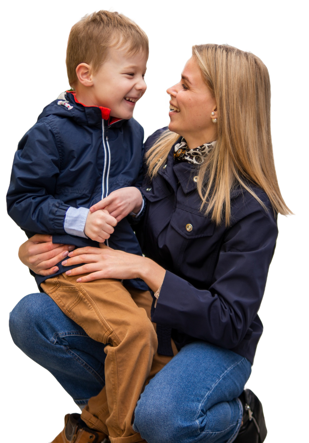 Mujer con su hijo en brazos y sonriendo.