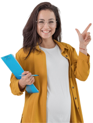 Joven profesora con camisa amarilla sosteniendo un bloc de notas.